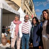 La ministra de Sanidad, Carolina Darias, visita el stand del Alfar Arias en la Feria de Olera de Lugo donde pudo conocer de primera mano la alfarera popular de Puertollano