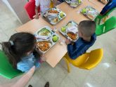 El Consistorio habilita 30 becas de comedor para familias vulnerables en el nuevo comedor del colegio Barriomar 74