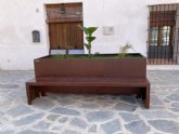 El municipio de Faura instala mobiliario urbano multifuncional de acero corten, en su plaza mayor