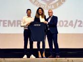 La alcaldesa de Archena acompaña al Archena FC en la presentación de la nueva temporada