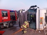 Trasladan al hospital a un camionero cuyo vehículo volcó, en Fuente Álamo Trasladan al hospital a un camionero cuyo vehículo volcó, en Fuente Álamo