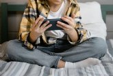 Adictos al móvil antes de los 12 años: la generación atrapada por la tecnología Adictos al móvil antes de los 12 años: la generación atrapada por la tecnología