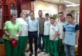 El consejero Manuel Villegas visita el mercado de plantas de los alumnos de Astrapace instalado en el vestbulo de la Consejera