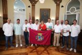 La alcaldesa recibe a la tripulación del ´Enewtec´ tras hacerse con el Trofeo SM La Reina