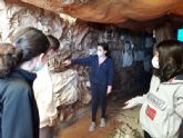 Una neocueva transporta al Colegio Base a la prehistoria