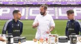 Luis Prez y Anuar, futbolistas del Real Valladolid, cocinan con el chef Javi Pena una receta de Herbalife Nutrition