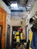 Servicios de emergencia rescatan y trasladan al hospital a una persona herida en el incendio de una vivienda en Totana