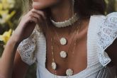 Combinar collares artesanales, la tendencia que no pasa de moda, por Trepill