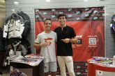 Los pilotos Alonso Lpez, de Moto2, y Diogo Moreira, de Moto3, han visitado la tienda de Motocard en Valencia