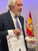 El neurocirujano Francisco Villarejo recibe el Premio Estetoscopio de Oro a la Innovacin en la Medicina 2022