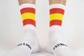 Perro Loco presenta el diseno de los calcetines de ciclismo con la bandera de Espana