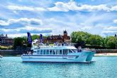 Una experiencia distinta con un paseo turstico por la costa y baha de San Sebastin, en catamarn