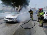 Bomberos extinguen el incendio de un vehculo en Molina de Segura