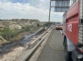 Bomberos apagan fuego de vehículo y matorrales en Molina de Segura