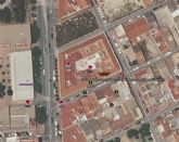 Servicios de emergencia extinguen el incendio declarado en el bajo de un edificio en Molina de Segura