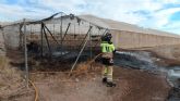 Servicios de emergencia han sofocado el incendio que se ha originado en un invernadero, en guilas