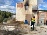 Servicios de emergencia apagan el incendio declarado en un cortijo de la pedanía de la Torrecilla, Lorca