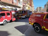 Bomberos CEIS trabajan en sofocar un incendio elctrico en un edificio en el Bo. de San Cristbal de Lorca