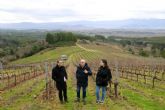 Agustn Trapero, Mejor Sumiller Espanol del Ano 2023, recorre los vinedos del Bierzo con Gancedo