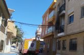 Bomberos extinguen un incendio en un edificio en Los Alcázares