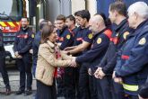 La ministra de Defensa agradece a los bomberos y miembros de la UME su intervencin en la extincin del incendio del edificio de Valencia