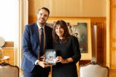 La alcaldesa de Paris, Anne Hidalgo, recibe al escritor David Castillo, autor de la exitosa novela As de Corazones