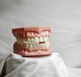 El Centre Dental Francesc Macia explica los consejos para cuidar los grills dentales