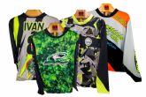 Ventajas de ADHESIVOSEMBARRADOS en ropa de motocross personalizable