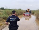 Rescatan a tres personas que estaban atrapadas en su vehculo en un camino inundado en Torre Pacheco