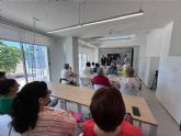 Ciudadanos de distintas edades participan en un taller sobre prevención del fraude financiero