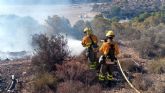 Incendio forestal en la RM-332 en el cabezo al lado de la rotonda en el Puerto de Mazarrón