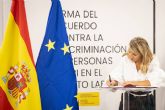 Yolanda Díaz y agentes sociales firman el acuerdo para la igualdad y no discriminación de las personas LGTBI en el ámbito laboral