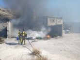 Bomberos extinguen el incendio que se origin en un contenedor en Cieza