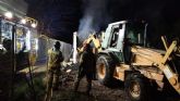 Sanitarios atendieron a un bombero, afectado por el calor durante la extincin del incendio de un camin, la pasada noche en Santomera