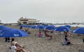 Las playas de San Javier amanecen sorprendiendo a los ms madrugadores con sombrillas y palas de playa