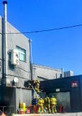 Dos personas han sido atendidas por los sanitarios en el incendio de la cocina de una cafetería en Yecla