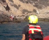 Rescatan a un varn de 23 anos con un corte en el pie tras llegar a nado a unas rocas en Cala Cortina