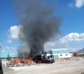 Bomberos sofocan el incendio de un camin en Mazarrn