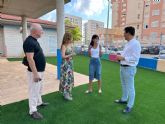 La Escuela Infantil municipal de La Manga sustituye el suelo de caucho del patio por el csped con sistema de drenaje