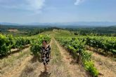 La sumiller Mara Jos Huertas visita los vinedos de El Bierzo en tierras de Gancedo