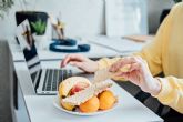 Consejos para comer saludable y evitar las tentaciones durante el teletrabajo