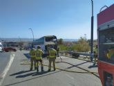 Bomberos extinguen un incendio de un autobs en Lorca