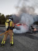 Bomberos extinguen el incendio de un vehculo en la autova A-7 a la altura de La Hoya