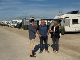 El alcalde elogia el turismo de autocaravana en su visita al Camper Park, de San bLAS