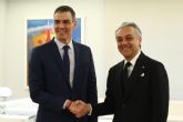 Pedro Sánchez aborda con el presidente de la Asociación Europea de Fabricantes de Automóviles y CEO de Renault, Luca de Meo, los retos de la automoción en España y Europa