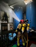 Bomberos extinguen un incendio en un cuadro elctrico en las instalaciones de un bodega de vinos, en Yecla