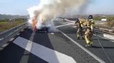 Bomberos extinguen el incendio de un vehículo en la A33 a su paso por el municipio de Blanca