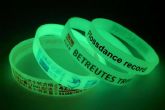 Eventos nocturnos más vibrantes con pulseras de silicona glow in the dark