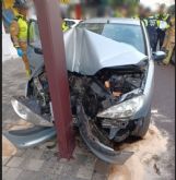 Trasladan al hospital a los ocupantes de un turismo tras colisionar contra una farola en Ronda Norte