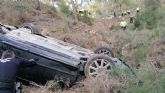 Rescatan a un herido tras caer por un barranco el vehículo en el que circulaba